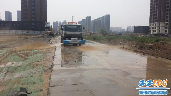 多措并舉，防塵降霾——鄭州18中新校區(qū)引入消防車(chē)助力揚(yáng)塵治理